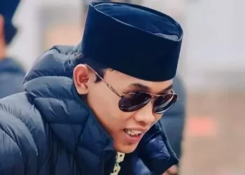 Profil gus elham yahya, pendakwah yang viral karena kasus cium bibir anak perempuan profil gus elham yahya, pendakwah asal kediri yang viral usai videonya mencium anak perempuan. latar belakang, pesantren, dan dakwahnya.