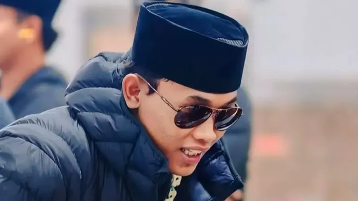 Profil gus elham yahya, pendakwah yang viral karena kasus cium bibir anak perempuan profil gus elham yahya, pendakwah asal kediri yang viral usai videonya mencium anak perempuan. latar belakang, pesantren, dan dakwahnya.