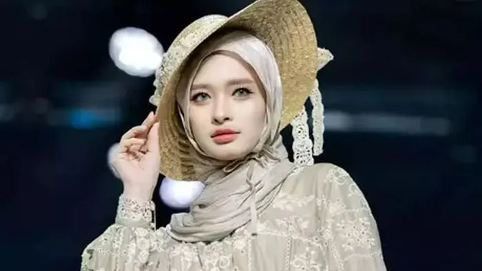 Inara rusli berzina? Dulu korban perselingkuhan... inara rusli dilaporkan ke polda metro jaya atas dugaan perselingkuhan dan perzinaan oleh wardatina mawa.