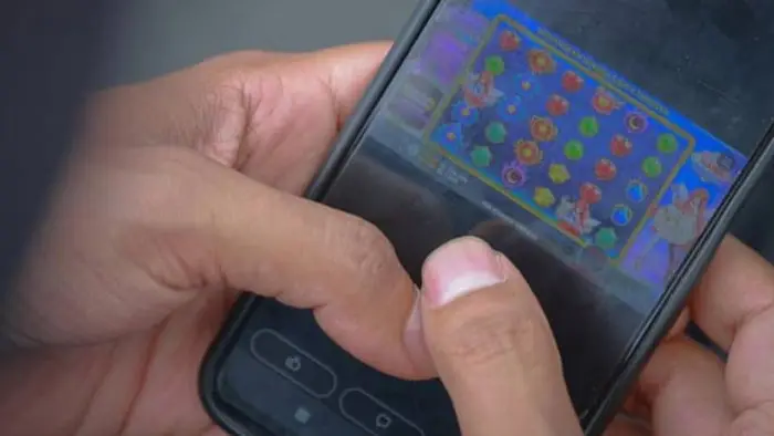 Cucu habisi tabungan nenek rp 60 juta demi depo judol, aksinya terekam cctv seorang pemuda di sidoarjo nekat menguras tabungan nenek hingga puluhan juta rupiah demi judi online.