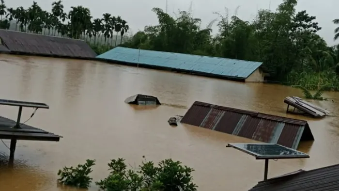 Madina dikepung air bah setinggi atap rumah, 1. 200 keluarga mengungsi massal banjir besar di mandailing natal (madina) menenggelamkan empat desa dengan ketinggian air mencapai 4–5 meter.