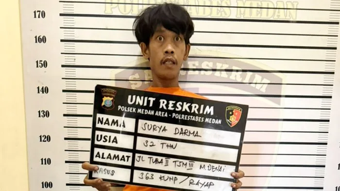 Usai gasak 28 laptop tetangga, surya darma pukul dada polisi surya darma asal medan denai ditangkap polisi setelah membobol rumah dan mencuri 28 laptop tetangga sekaligus.