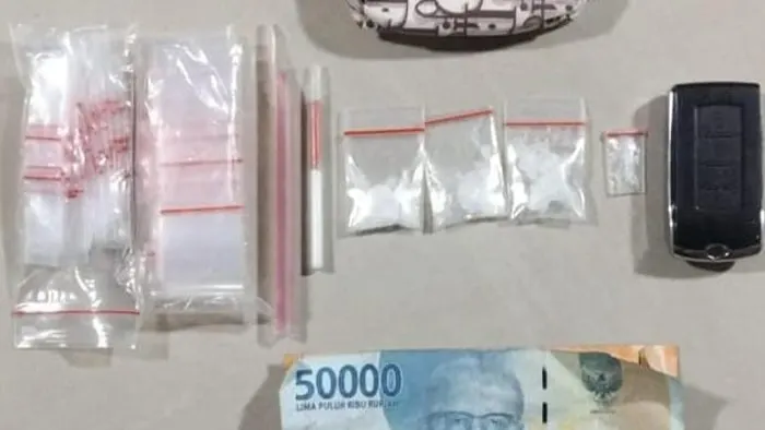 Polisi gerebek rumah pengedar narkoba di medan marelan, tiga orang diamankan satuan narkoba polres pelabuhan belawan menangkap satu pengedar narkoba di medan dan dua pengguna sabu di komplek uka.