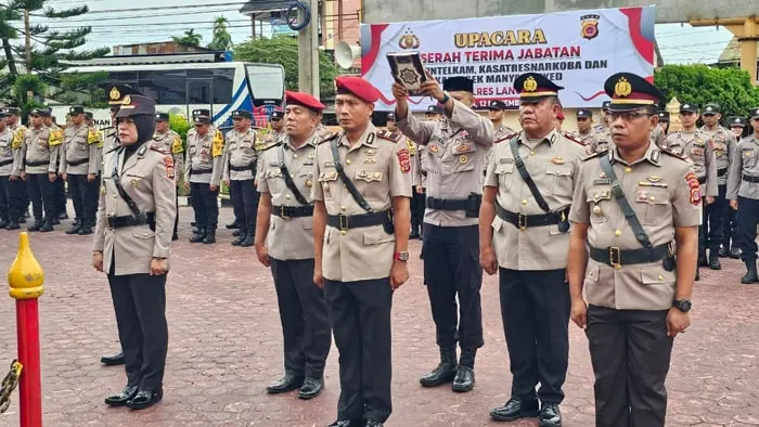 Rotasi jabatan di polres langsa, kapolres ingatkan tantangan narkoba dan keamanan sosial kapolres langsa akbp mughi prasetyo habrianto memimpin upacara sertijab tiga pejabat utama — kasat intelkam, kasat resnarkoba, dan kapolsek manyak payed.