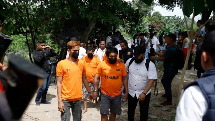 Barak narkoba dialiri listrik di kampung lalang digempur habis, 35kg sabu-ribuan ekstasi disita polisi bongkar sarang narkoba di medan. barak narkoba dialiri listrik untuk halangi razia, 35 kg sabu disita, 59 tersangka ditangkap.