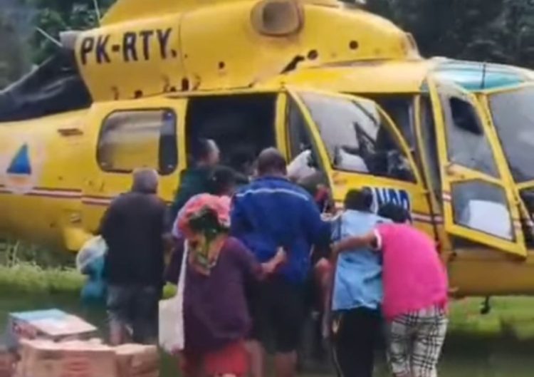 Dramatis! 4 warga tapanuli tengah dibawa ke rumah sakit pakai helikopter warga yang hendak berobat ke rsud pandan menggunakan helikopter bnpb, sabtu (13/12/2025).