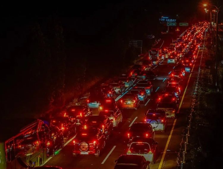 Puncak arus mudik nataru 24 desember, 120 juta orang bepergian ilustrasi macet (foto: antara)
