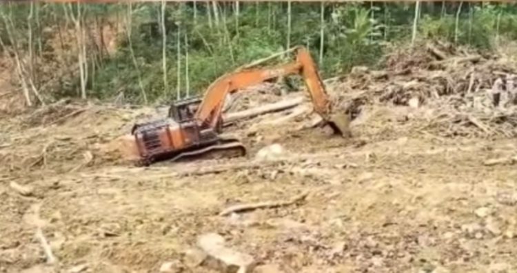 Dua jenazah korban banjir bandang di desa bair, tapteng ditemukan alat berat diterjunkan untuk mencari korban hilang, akibat banjir dan longsor di desa bair.