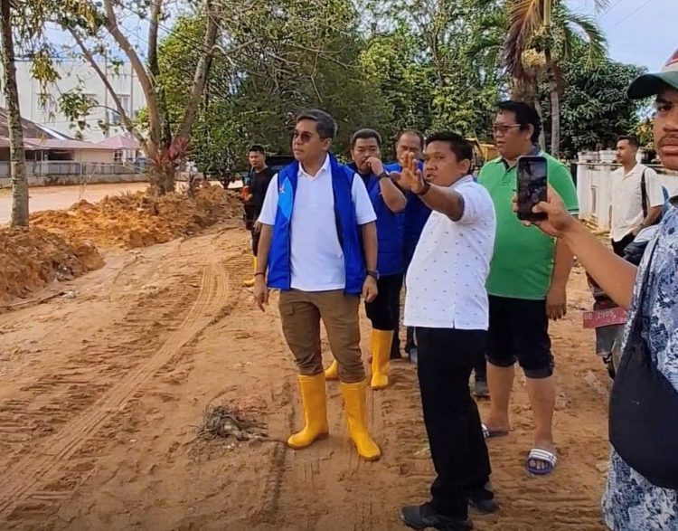 Komisi v dpr ri akan turunkan alat berat bantu normalisasi sungai aek doras sibolga anggota dpr-ri komisi v muhammad lokot nasution meninjau proses normalisasi sungai aek doras sibolga julu.