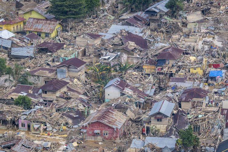 112. 551 rumah rusak akibat banjir sumatera, aceh paling parah sejumlah bangunan rusak pascabanjir bandang di aceh tamiang, aceh, kamis (4/12/2025). (foto: antara/bayu pratama s)