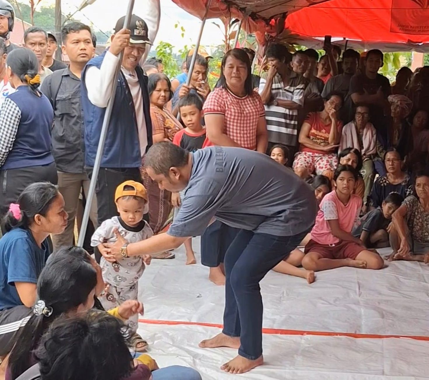 Bakhtiar bantu korban banjir bandang aek parira rp1 juta per kepala keluarga mantan bupati tapteng bakhtiar ahmad sibarani di tenda pengungsian korban banjir aek parira sibolga julu.