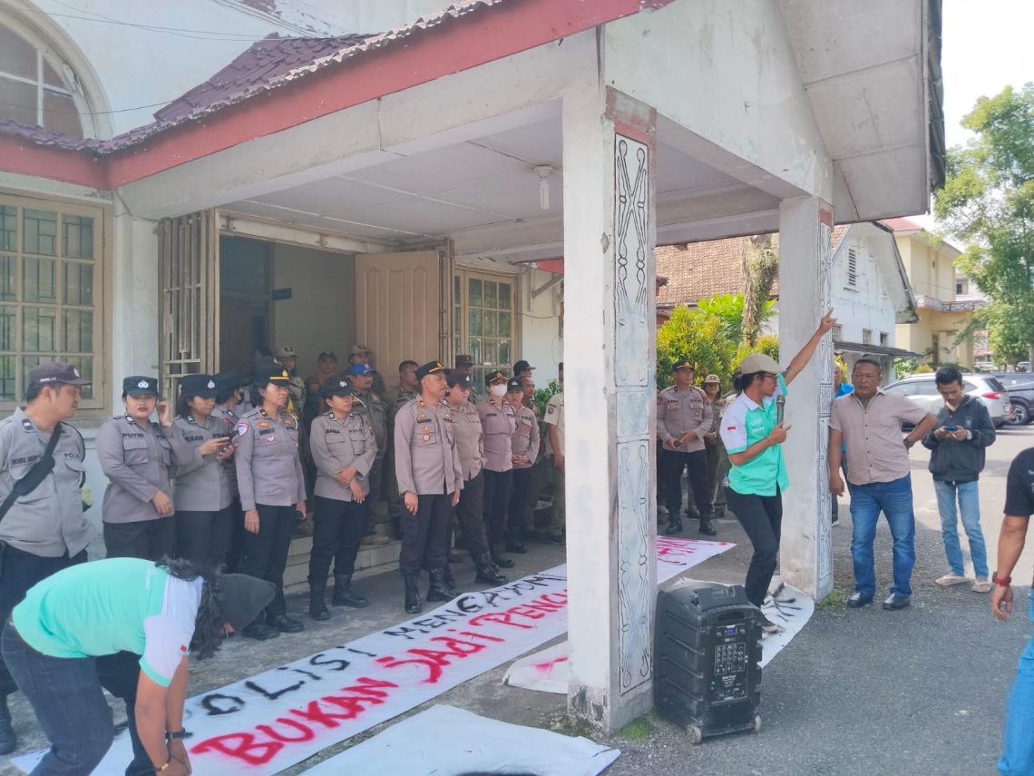 Warga simpang rami tuntut penutupan hiburan malam evo gerakan sosial pemuda/pemudi rami sekitarnya (gespersi), menggelar aksi menuntut penutupan tempat hiburan malam (thm) evo star di depan kantor dprd pematangsiantar, kamis (11/12/2025).