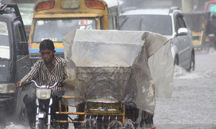 Waspada cuaca ekstrem di sumut hingga 15 desember pengemudi becak motor (betor) menembus air yang menggenang di jalan denai , medan, sumatera utara.