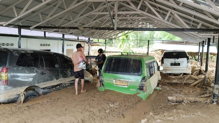 Ditutupi ribuan gelondongan kayu, air sungai aek godang tapanuli tenga pindah ke jalan ribuan gelondongan kayu yang menutupi aliran sungai aek godang tukka, kabupaten tapteng pasca banjir bandang.