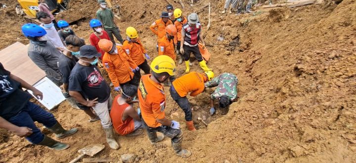 Tiga korban longsor di tapteng ditemukan meninggal hl5- operasi pencarian banjir bandang dan tanah longsor.