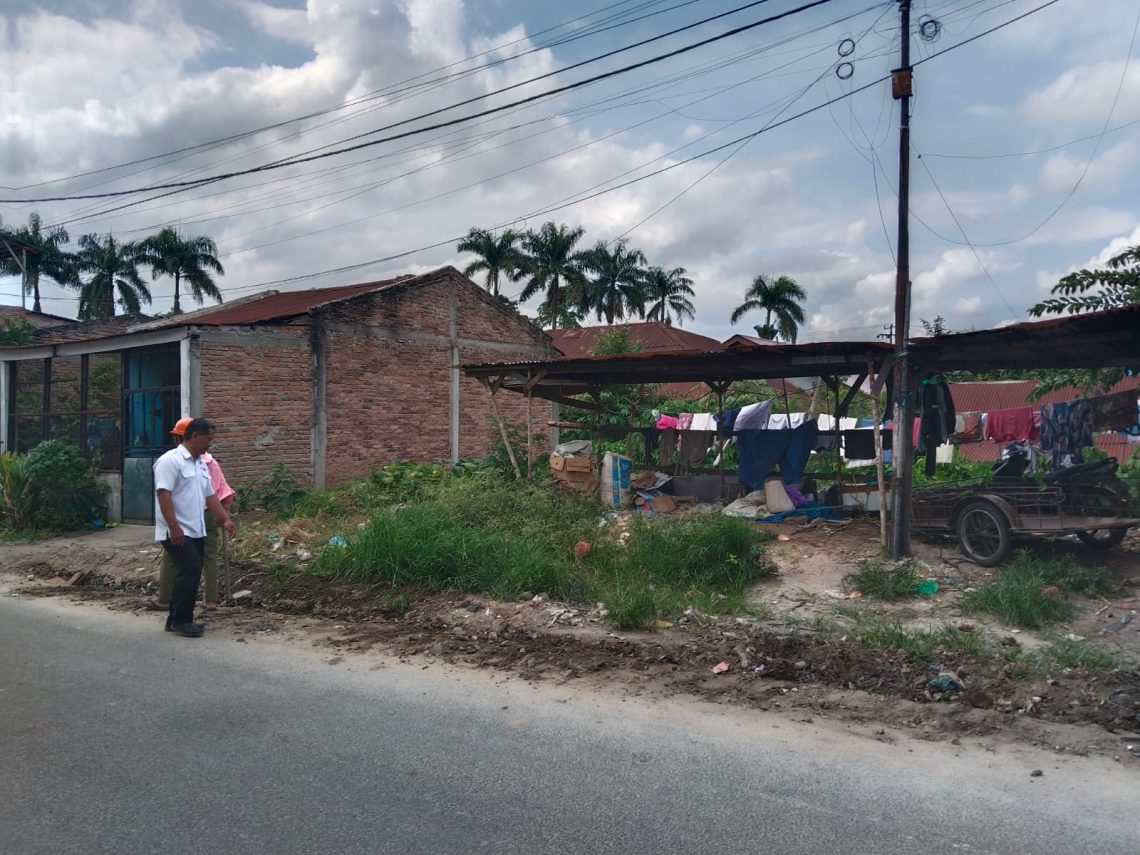 Galian proyek pipa air di siantar utara dikeluhkan warga sejumlah warga jalan mataram, kelurahan melayu, kecamatan siantar utara, mengeluhkan minimnya sosialisasi dan transparansi proyek peremajaan pipa air minum yang sedang dikerjakan oleh perusahaan umum daerah (perumda) tirta uli.