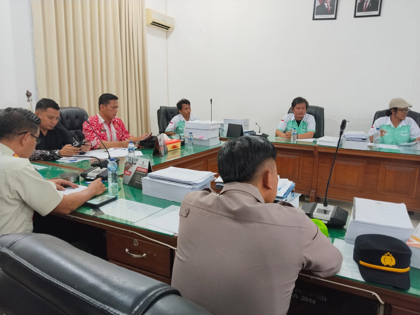 Pemko siantar janji tinjau ulang izin thm evo massa pengunjuk rasa bertemu dengan sekda junaedi antonius sitanggang di ruang komisi iii dprd. foto: hendrik/sinata