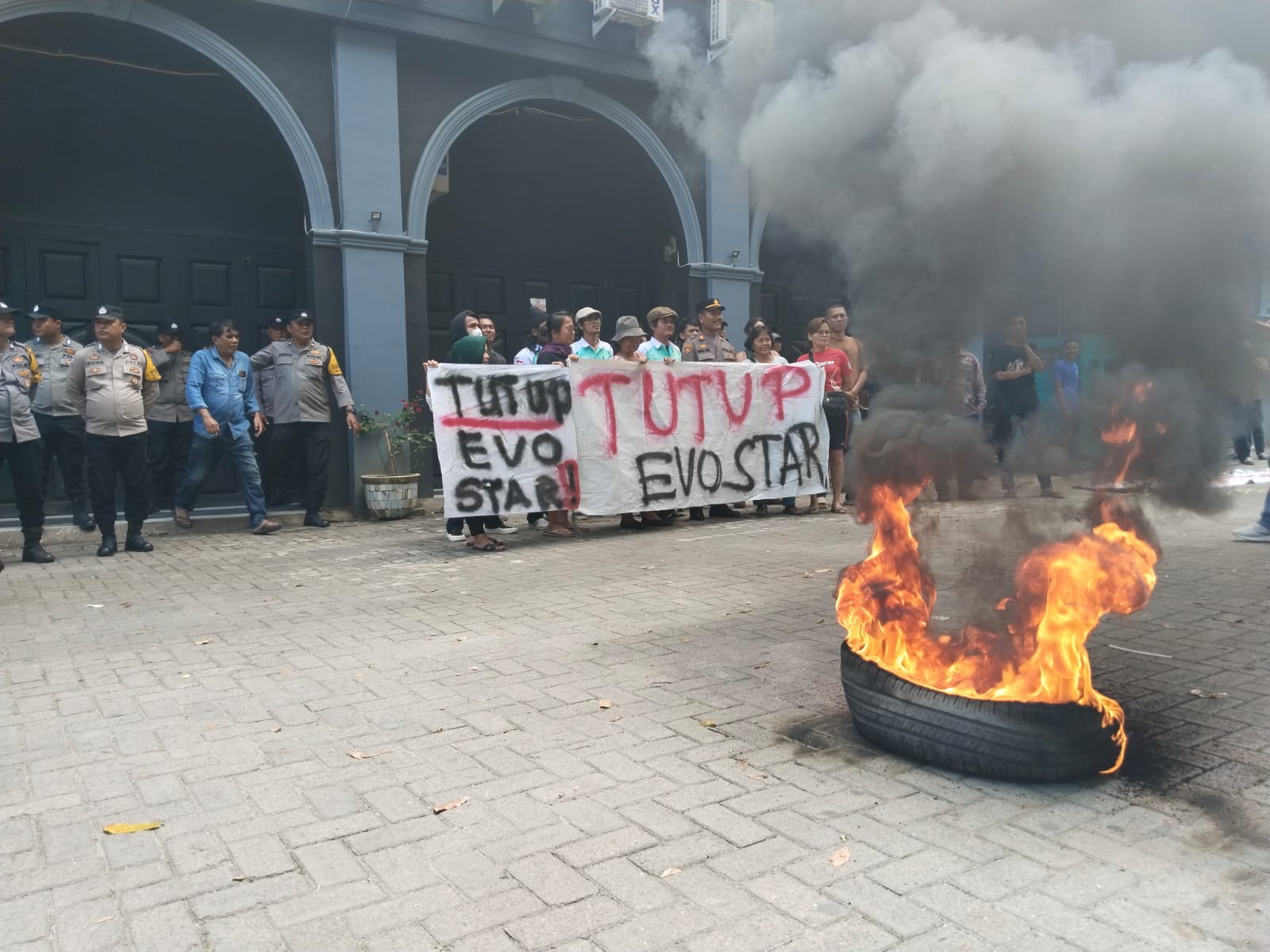 Massa desak pemerintah kota tutup seluruh thm di siantar massa unjukrasa di depan evo star. (foto: sinata/hendrik)