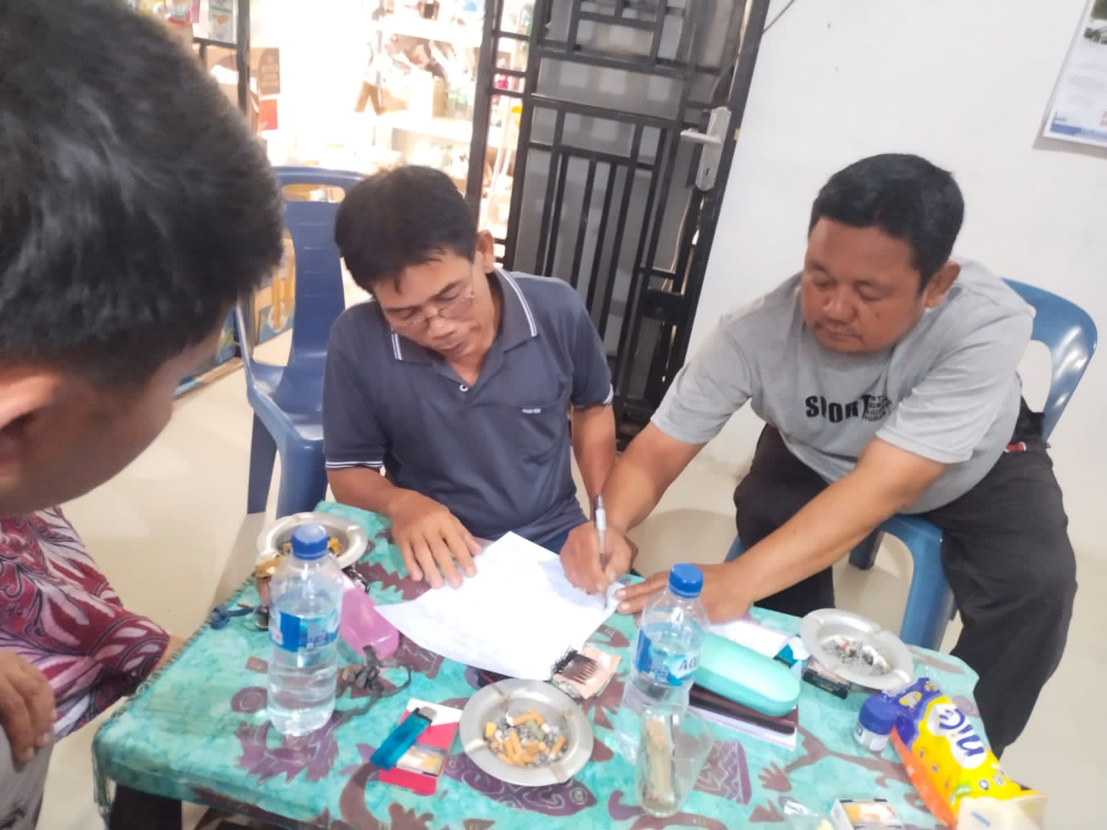 Bhabinkamtibmas polsek sipispis mediasi masalah selisih paham di desa simalas bhabinkamtibmas polsek sipispis mediasi masalah selisih paham di desa simalas