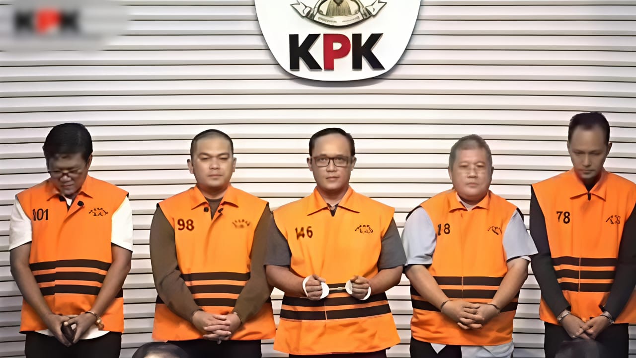 Bupati lampung tengah ditahan kpk, diduga terima fee proyek rp5,75 miliar bupati lampung tengah dan empat tersangka lain dipamerkan kpk. ist