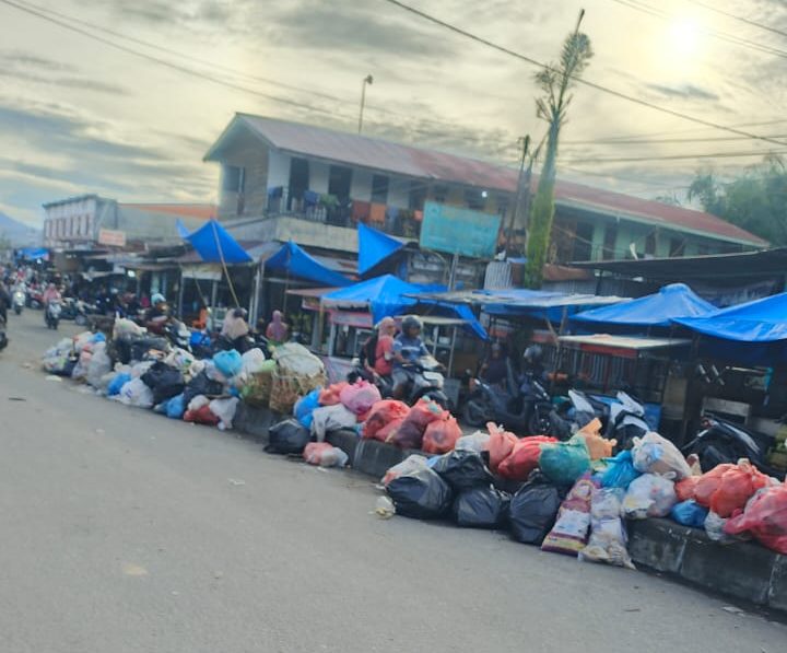 Pengangkutan sampah di subulussalam lumpuh, warga terancam dampak kesehatan tumpukan sampah di badan jalan. ist