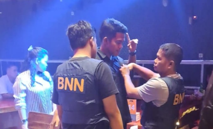 Satres narkoba polres siantar razia thm, termasuk nes restobar & premium pool satuan reserse (satres) narkoba polres pematangsiantar bersama badan narkotika nasional (bnn) dan detasemen polisi militer i/1, gelar razia ke sejumlah tempat hiburan malam (thm), minggu 14 desember 2025.