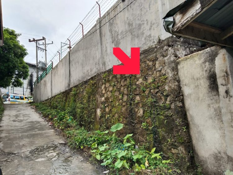 Warga keluhkan rembesan air gudang di jalan pesantren dinding gudang keluarkan rembesan air diprotes warga. foto: hendrik/sinata