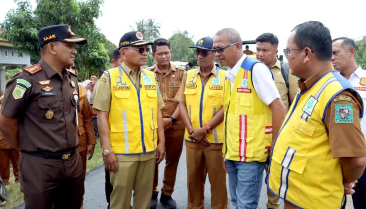 Bupati dan kajari simalungun tinjau pengerjaan jalan di 2 kecamatan bupati simalungun tinjau pengerjaan jalan di kecamatan tapian dolok dan kecamatan bandar huluan. dok pemkab simalungun