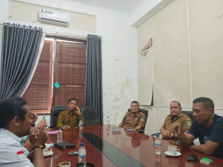Pemko pematangsiantar minta evo star lengkapi izin usaha sekda junaedi sitanggang (pakai batik) bertemu massa gespersi. foto: hendrik/sinata