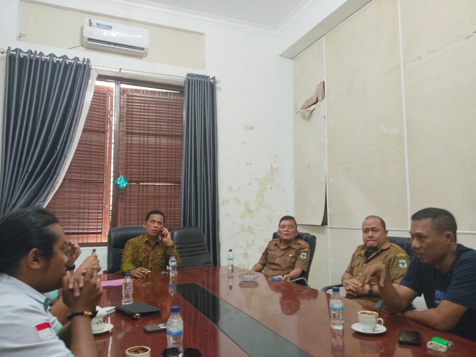 Pemko pematangsiantar minta evo star lengkapi izin usaha sekda junaedi sitanggang (pakai batik) bertemu massa gespersi. foto: hendrik/sinata