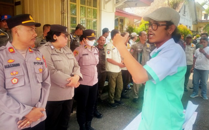 Buat resah dan takut, warga simpang rami unjuk rasa desak penutupan thm evo star puluhan massa gerakan sosial pemuda/i rami sekitar (gespersi) gelar aksi unjuk rasa di dprd pematangsiantar, kamis 11 desember 2025.