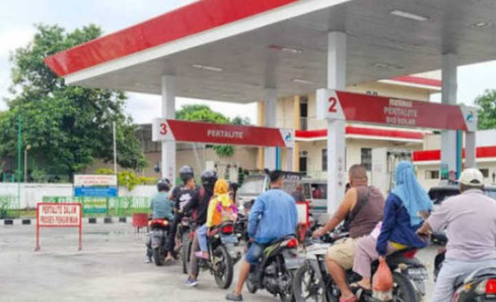 Stok bbm di siantar aman, masyarakat tidak perlu panik setelah berkoordinasi dan menerima informasi dari pertamina, sekretaris daerah (sekda) kota pematangsiantar junaedi sitanggang memastikan, bahwa stok bahan bakar minyak (bbm) di kota pematangsiantar, aman. sehingga masyarakat tidak perlu panik.