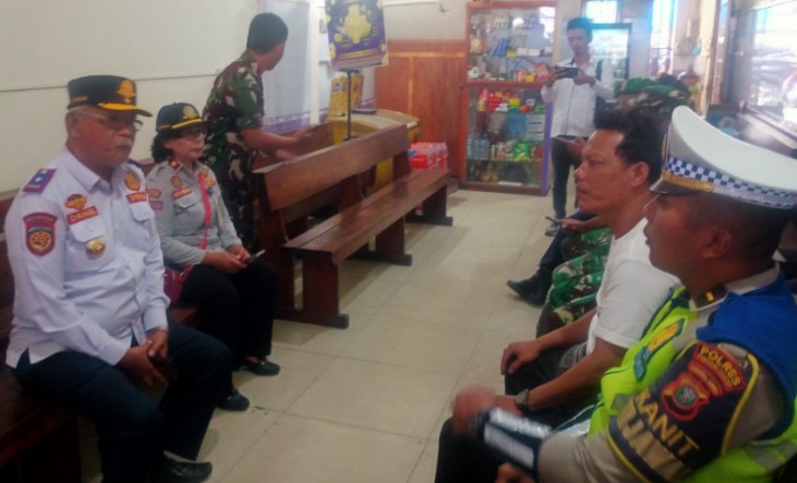 Agar tidak masuk inti kota, kadishub datangi loket bus di siantar kepala dinas perhubungan (kadishub) kota pematangsiantar bersama tim gabungan sat pol pp, polri dan tni, serta kepala terminal tanjung pinggir datangi sejumlah loket bus yang ada, jumat 12 desember 2025.