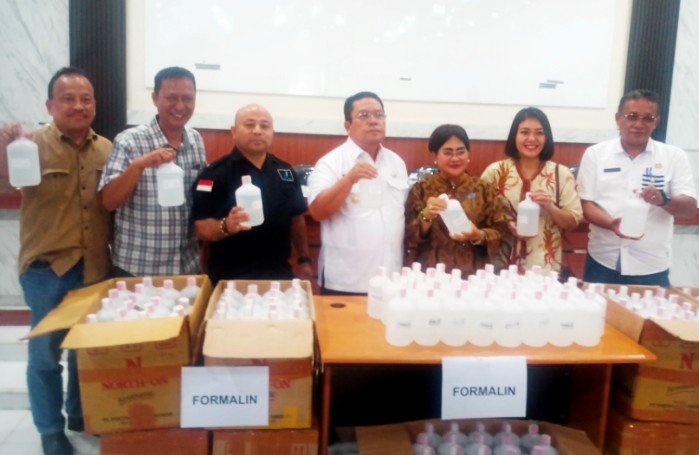 Bbpom dan dinkes siantar selamatkan warga dari bahaya mie formalin sebanyak 400 ton balai besar pengawas obat dan makanan (bbpom) medan bersama dinas kesehatan (dinkes) pematangsiantar, diperkirakan telah menyelamatkan warga dari bahaya mie berformalin sebanyak 400 ton.