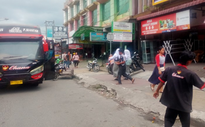 Supir bus membandel, terminal tidak berfungsi, besok tindakan hukum dilakukan terminal tanjung pinggir pematangsiantar belum juga berfungsi maksimal. itu terjadi, dampak dari masih membandel-nya supir bus, serta tidak adanya penumpang di terminal.
