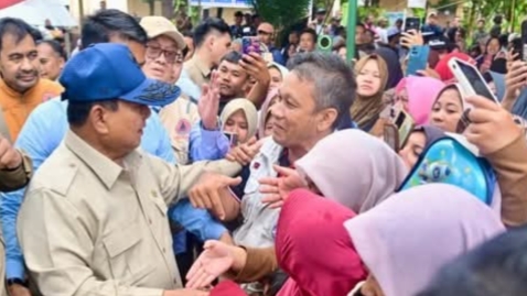 Presiden prabowo kunjungi lokasi bencana di langkat presiden prabowo kunjungi korban bencana. ist