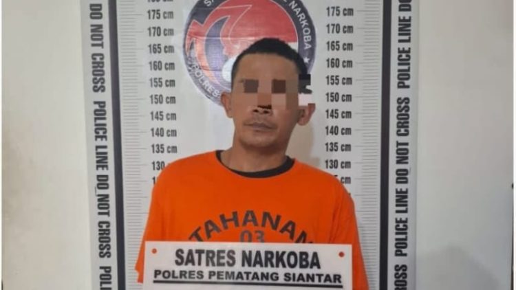 Polisi sita sekilo ganja dari tersangka mhn di pematangsiantar tersangka diamankan polisi. ist