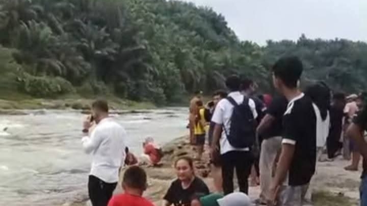 Pelajar sma tenggelam saat mandi di pemandian taren sipispis pelajar sma tenggelam di pemandian taren. fb: anita