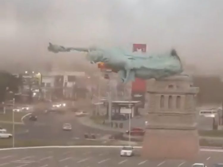 Replika patung liberty setinggi 24 meter ambruk diterjang badai di brasil patung liberty ambruk usai diterjang badai. screenshot video viral.