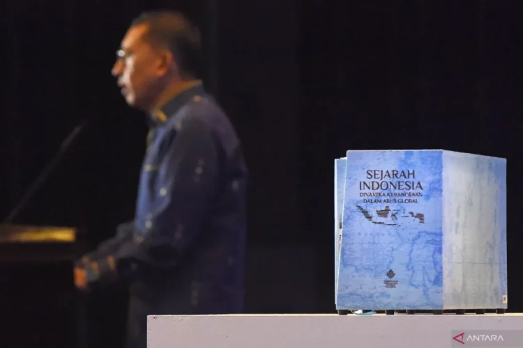 Menteri kebudayaan fadli zon luncurkan 10 jilid sejarah indonesia, ini daftarnya menteri kebudayaan fadli zon me-launching buku sejarah indonesia di plaza insan berprestasi, kompleks kemendikdasmen, jakarta (14/12/2025). (foto: antara foto/indrianto eko suwarso)