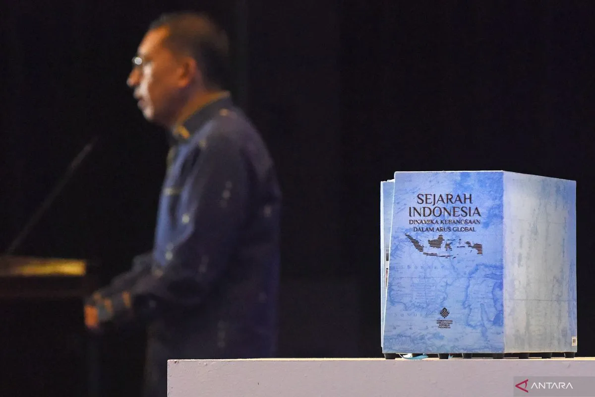 Menteri kebudayaan fadli zon luncurkan 10 jilid sejarah indonesia, ini daftarnya menteri kebudayaan fadli zon me-launching buku sejarah indonesia di plaza insan berprestasi, kompleks kemendikdasmen, jakarta (14/12/2025). (foto: antara foto/indrianto eko suwarso)