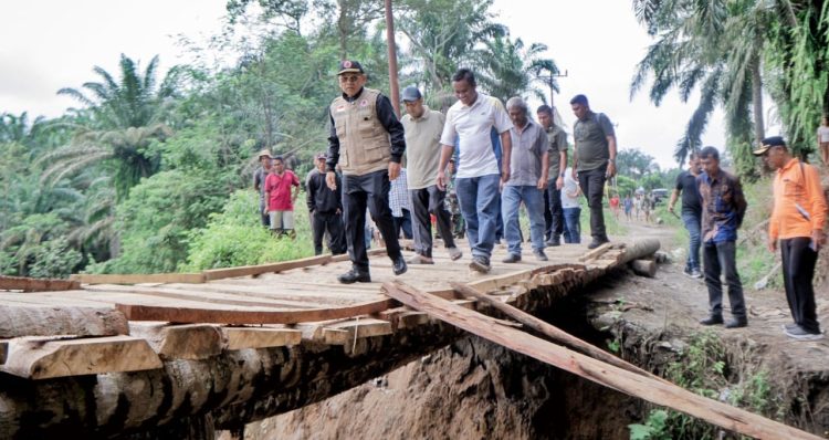 Jalan hubungkan 2 kecamatan di simalungun longsor-putus jalan hubungkan 2 kecamatan di simalungun longsor-putus