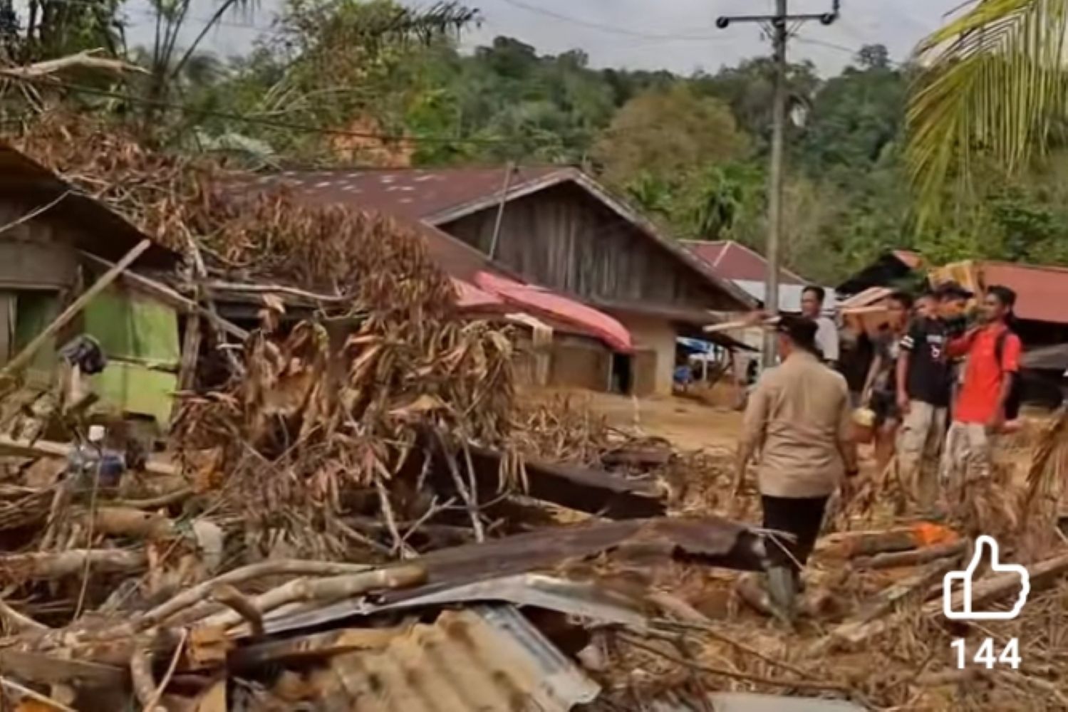 Bupati tapteng tinjau langsung lokasi banjir dan longsor bupati tapteng, masinton pasaribu meninjau lokasi longsor dan banjir, senin (8/12/2025).