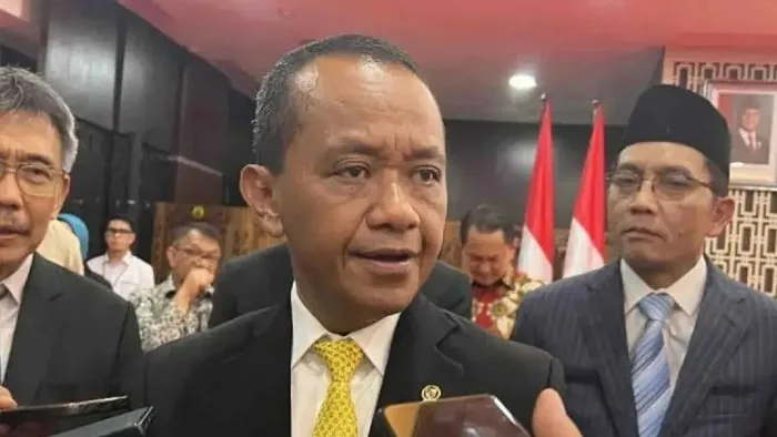 Bahlil hentikan impor solar tahun depan pemerintah memastikan impor solar dihentikan mulai tahun depan seiring peningkatan produksi dalam negeri dan penerapan biodiesel b50.