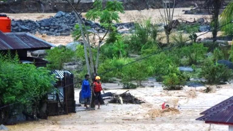 Dua warga padang sumbar belum ditemukan pasca banjir bandang tragedi banjir bandang yang menerjang kota padang pada akhir november lalu masih menyisakan duka mendalam.