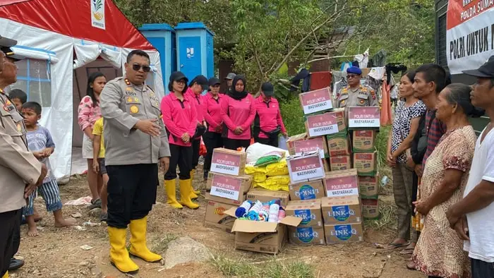 Pengungsi banjir sibolga tak menyangka, polisi datang bawa bantuan dan trauma healing polres sibolga menyalurkan bantuan sosial kebutuhan pokok dan trauma healing kepada warga pengungsi banjir sibolga.