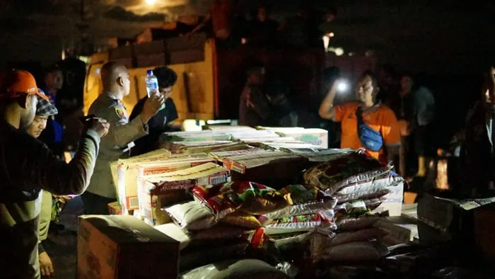 Bantuan kemanusiaan tiba di kuala langsa, polres dan tni distribusikan ke tiga wilayah terdampak kapolres langsa, dandim 0114/aceh timur, dan unsur forkopimda, salurkan bantuan kemanusiaan bagi korban bencana alam di kuala langsa.