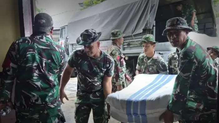 Bantuan skala besar dikirim ke aceh lewat kri 593 irjen kementerian pertanian meninjau langsung penyaluran bantuan skala besar bagi korban bencana aceh yang dikirim melalui kri 593.