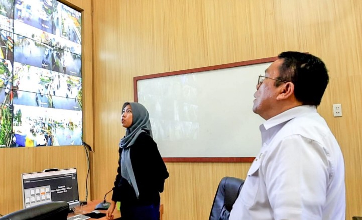 Wali kota ajak warga manfaatkan 50 cctv pantau situasi lalu lintas di siantar pemerintah kota (pemko) pematangsiantar melalui dinas komunikasi dan informatika (diskominfo) terus meningkatkan pemanfaatan teknologi dalam mendukung keamanan dan kelancaran lalu lintas.