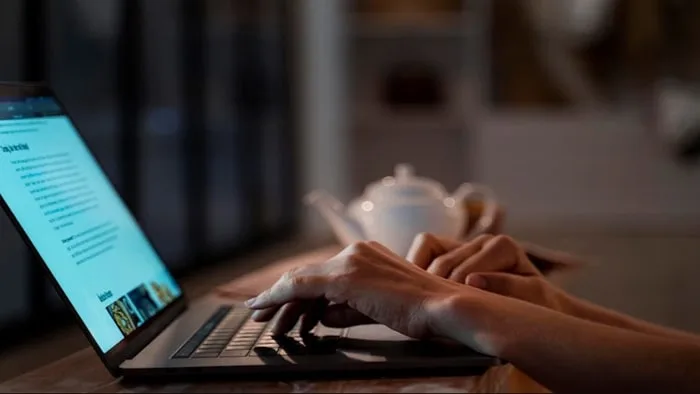 Bukan seperti koran, judul berita online harus bertarung di serp untuk rebut klik pembaca pelajari perbedaan besar antara judul berita digital dan judul koran, yang menjadi pintu masuk penentu hidup-matinya artikel blog atau berita.